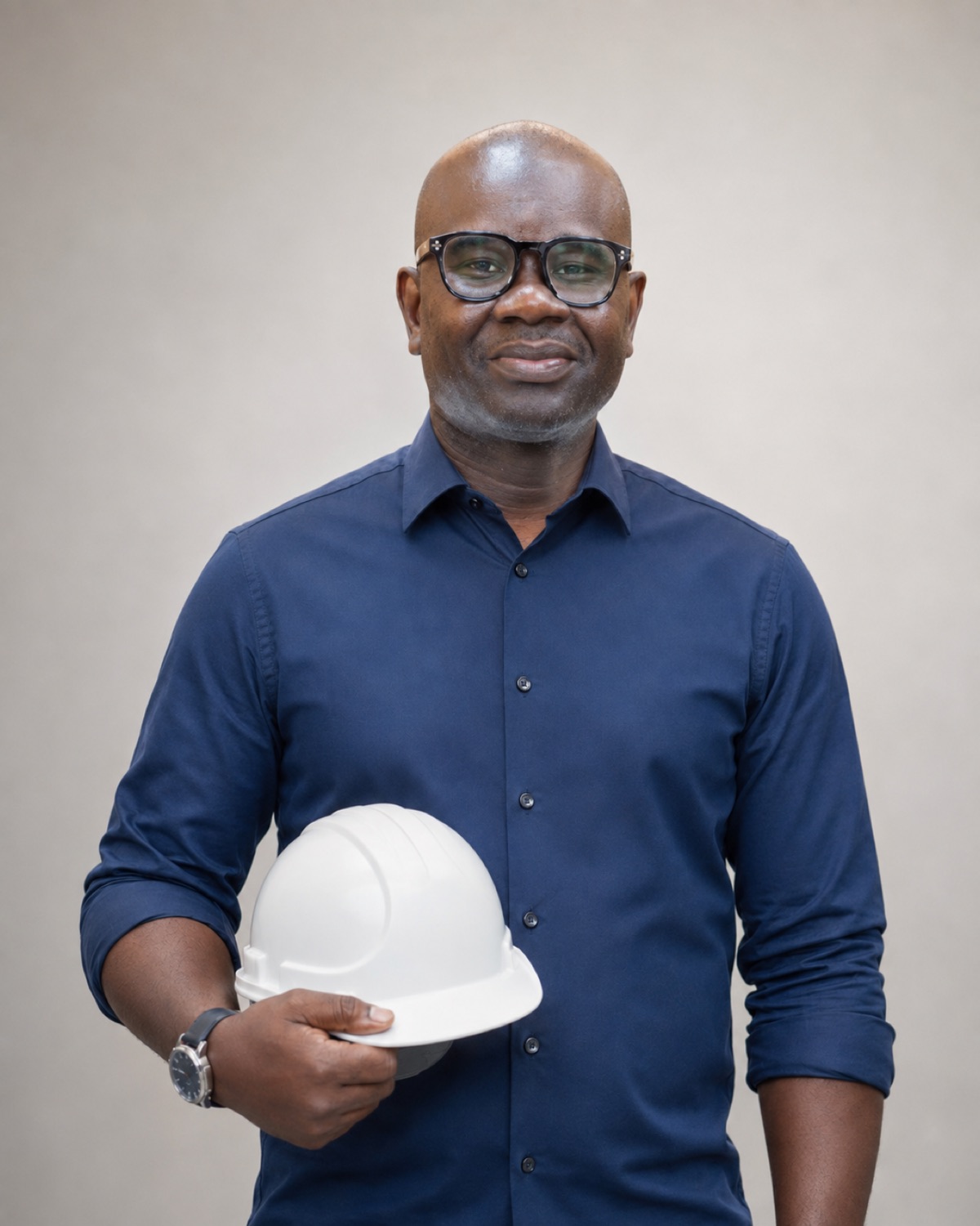 Doune Pathé Mbengue, casque de chantier à la main
